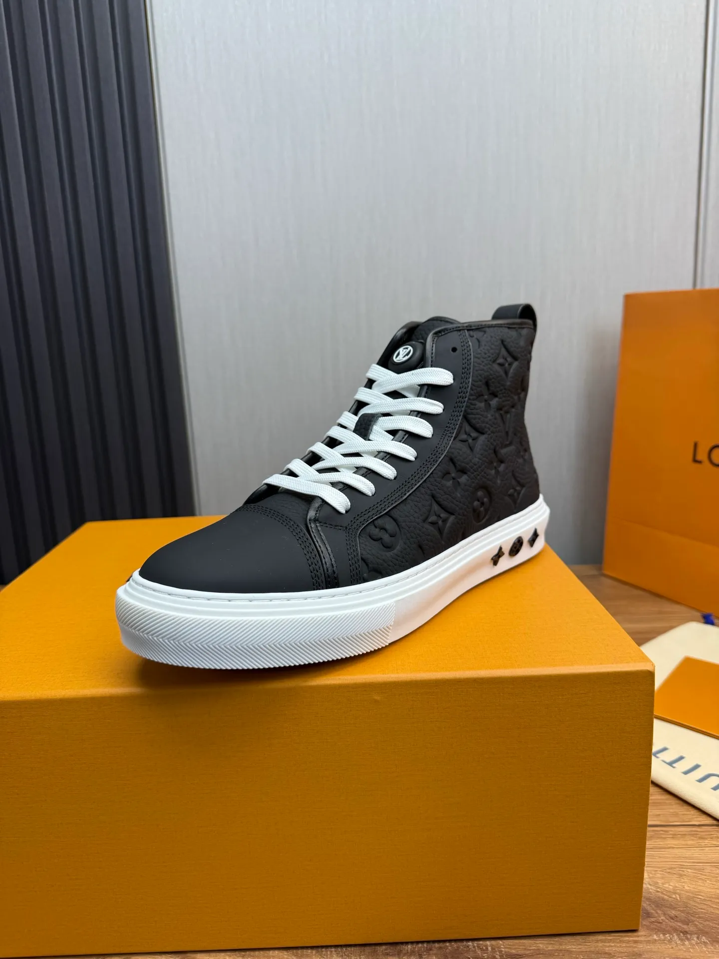 Men's shoes 💰840💰 LOUIS VUITTON [Luden Yiwei] The new trendy Lv is on the market 🎁, casual and fashionable men's shoes 👟 1:1 shipment ⬆️The upper is made of imported cowhide + cowhide mesh lining, the original wear-resistant rubber outsole, the version is simple and elegant, exclusive for trendy men. 38-45 (38.45 is non-refundable if made to order)